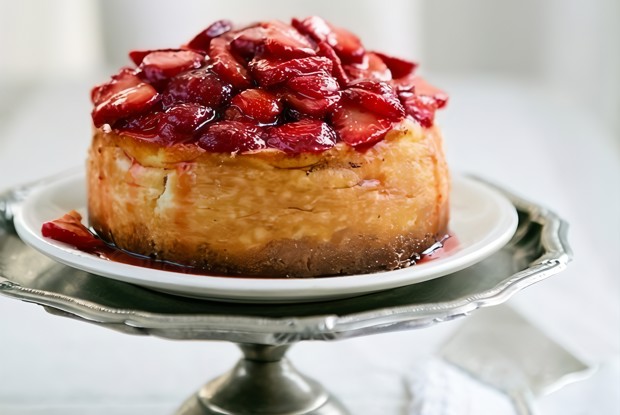 Чизкейк «Нью-Йорк» с клубничным соусом