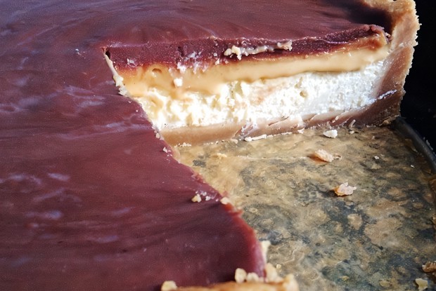 Чизкейк с карамельно-шоколадной глазурью