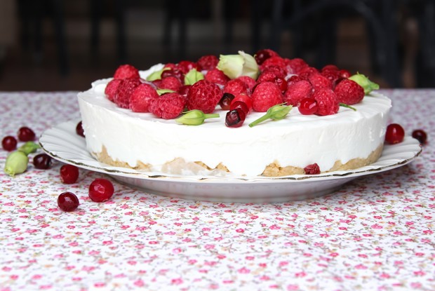 Чизкейк с летними ягодами