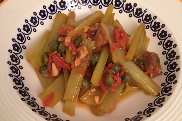 Цикорий, тушенный с помидорами и чесноком