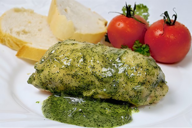 Цыленок, запеченный с соусом песто