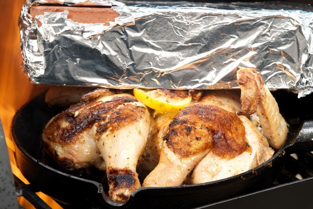 Цыпленок адобо под грузом