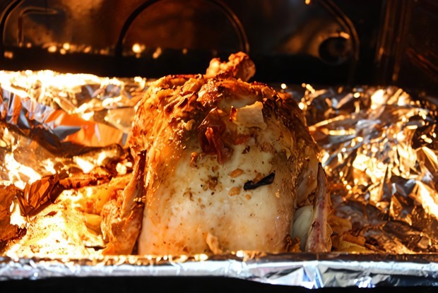 Цыпленок, фаршированный рисом и цукатами