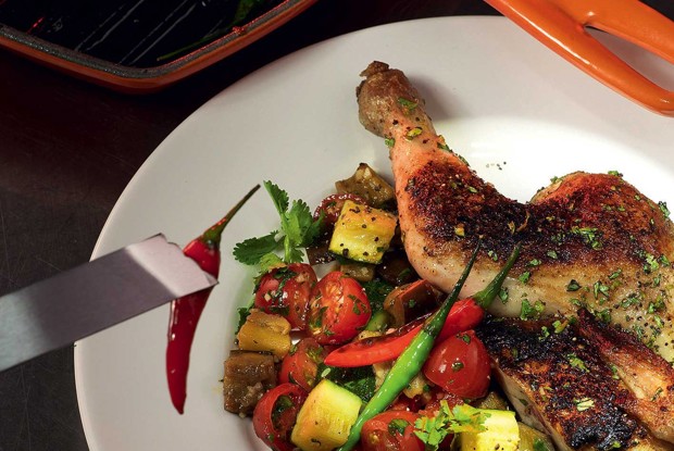 Цыпленок, маринованный в острых специях, с овощами