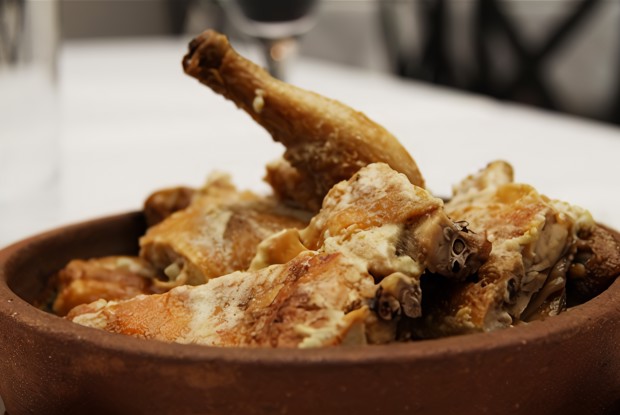 Цыпленок по-чкмерски (цыпленок в чесночно-молочном соусе)