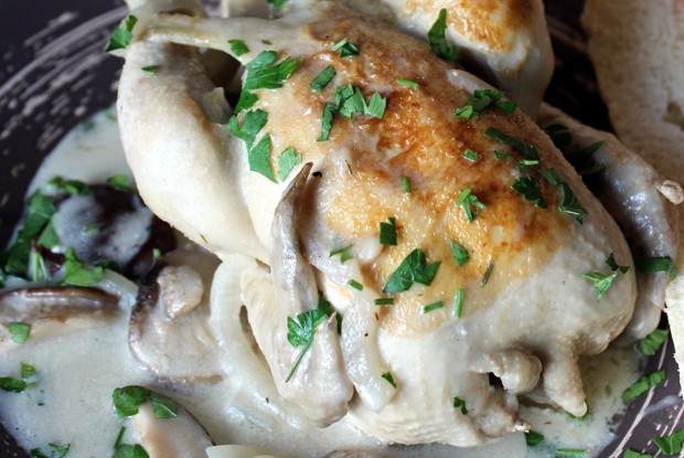 Цыплята по-французски с тимьяном, белым вином и грибами