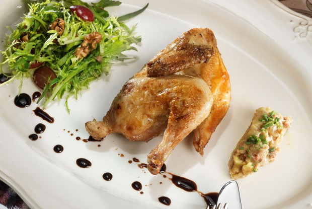 Цыплята с винегретом из утиной печени и салатом