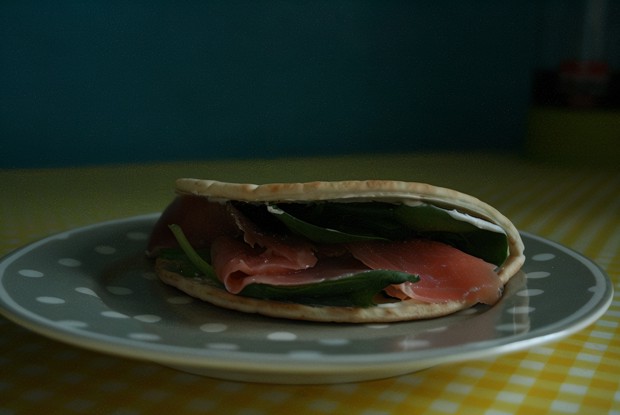 Cэндвич с семгой и шпинатом