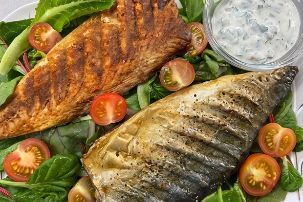 Cкумбрия гриль с соусом на основе йогурта