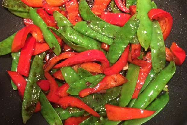 Cтир-фрай из зеленого горошка с соусом кесап манис