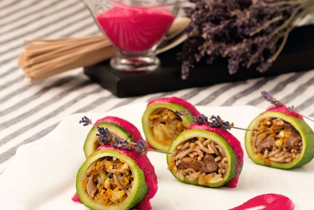 Цукини фаршированные лапшой соба с говядиной под свекольным соусом