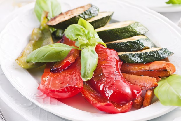 Цукини, тыква и перцы на гриле со свежим базиликом