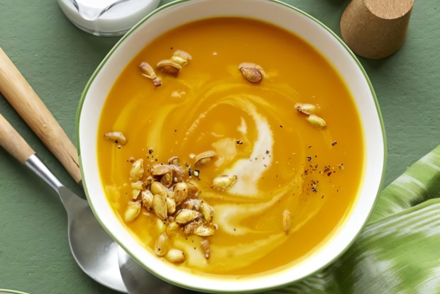 Cуп из мускатной тыквы и куркумы
