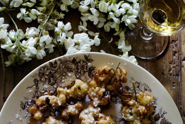 Цветы акации во фритюре