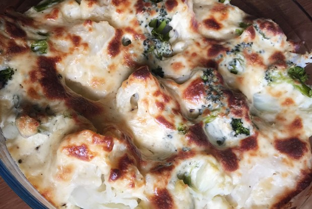 Цветная капуста и брокколи, запеченные под сливочным соусом