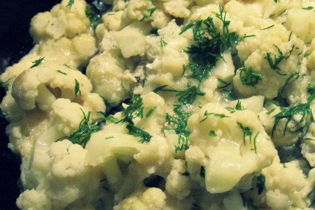 Цветная капуста с яйцами и зеленью