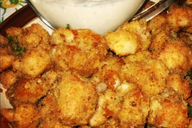 Цветная капуста в панировке с чесночным соусом