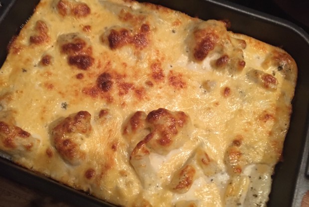 Цветная капуста в сливочном соусе, запеченная с сыром