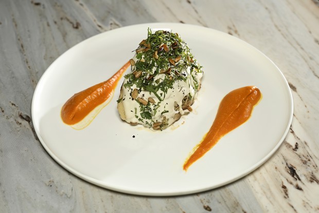 Цветная капуста на гриле с йогуртом из кешью