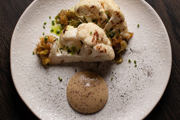 Цветная капуста с соусом мисо и карамельным пореем