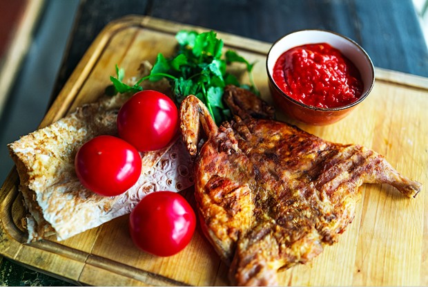 Цыпленок табака с аджикой