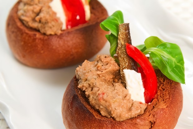 Дакос с паштетом из шпрот