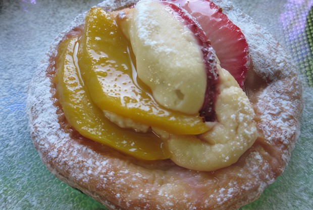 Даниш с фруктами (манго и клубника)