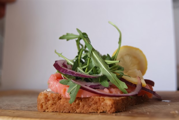 Датский открытый сэндвич с красной рыбой