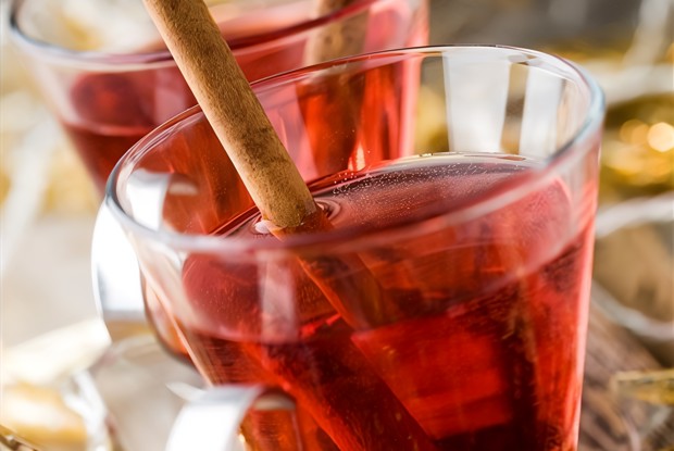 Датский рождественский глогг с миндалем, изюмом и водкой