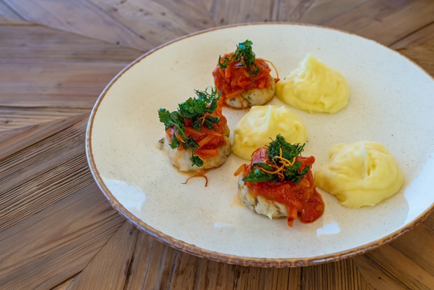 Деликатные котлетки из индейки с лечо и картофельным пюре