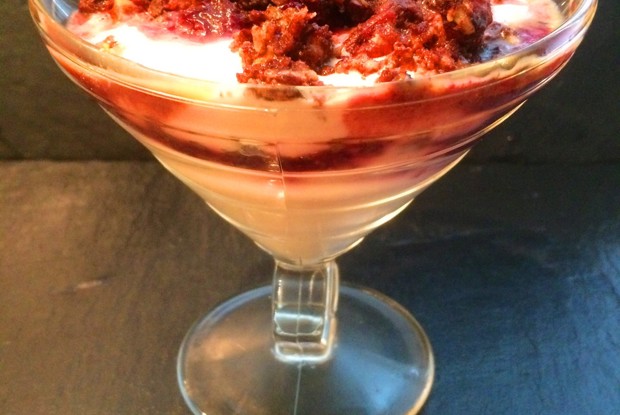 Десерт «Черный лес» с гранолой