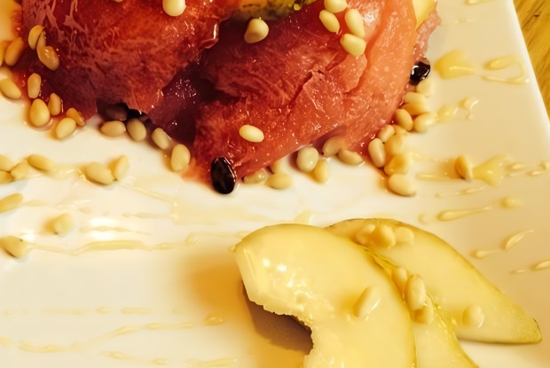 Десерт из арбуза и сыра