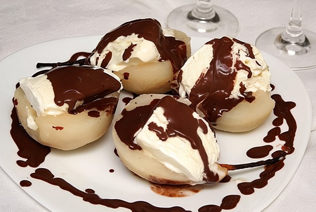 Десерт из груш с мороженым