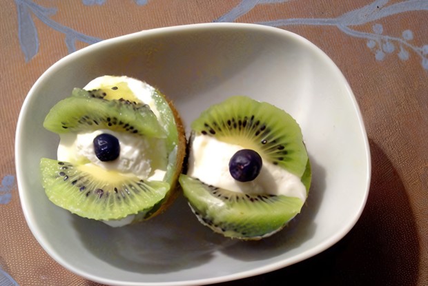 Десерт из киви и мороженого