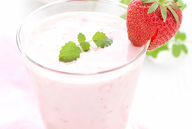 Десерт из клубники и пахты