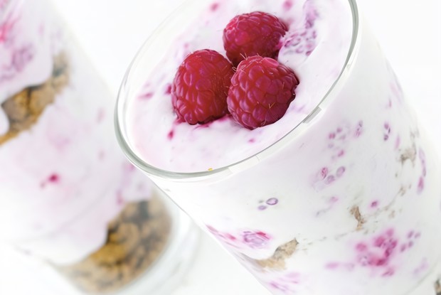 Десерт из малины с греческим йогуртом и печеньем