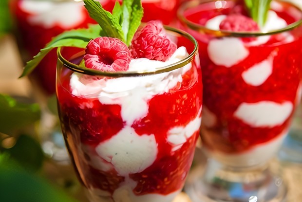 Десерт из малины с меренгами и ягодным пюре