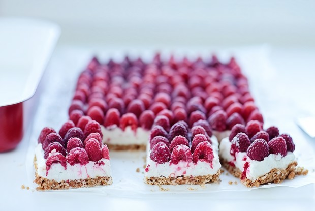 Десерт из маскарпоне с малиной