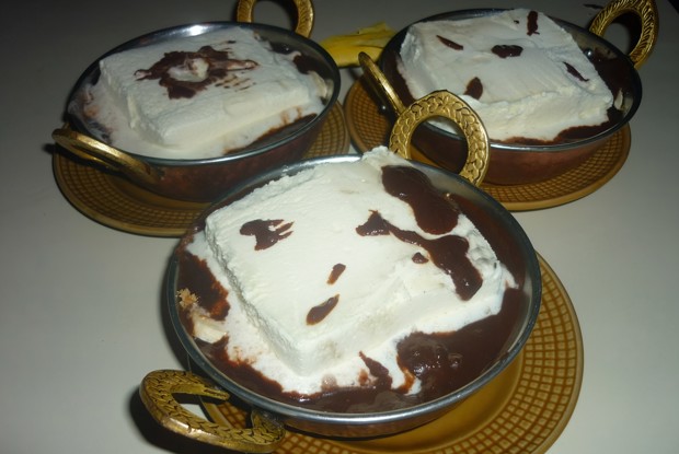 Десерт из мороженого, бананов и шоколада