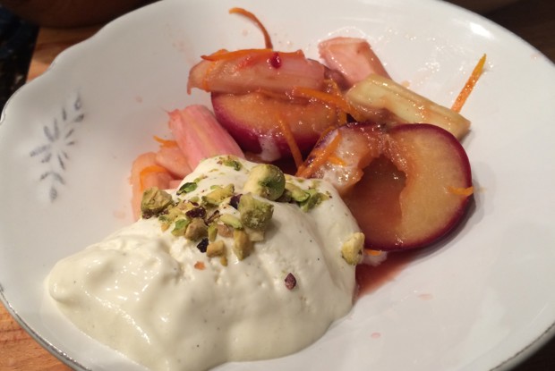 Десерт из слив, запеченных с ревенем