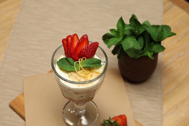 Десерт из сметаны с клубникой и медом