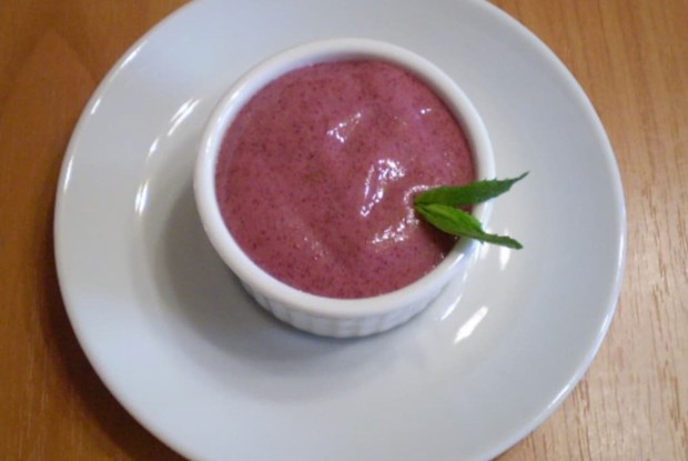 Десерт из смородины и ликера