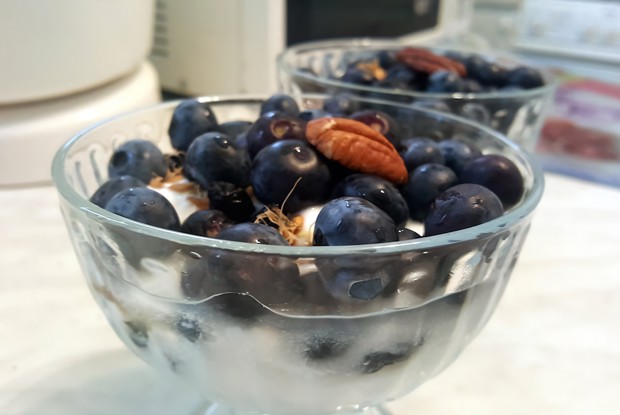 Десерт из йогурта с голубикой и пророщенной пшеницей