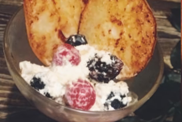 Десерт с грушей и творогом