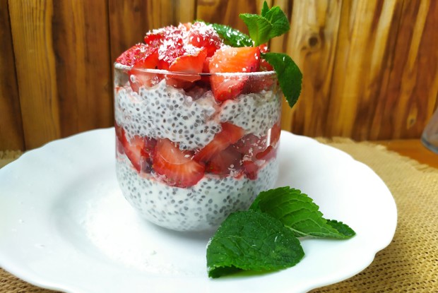 Десерт с семенами чиа и клубникой
