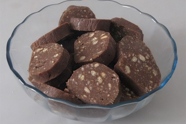 Десертная колбаса из печенья и какао