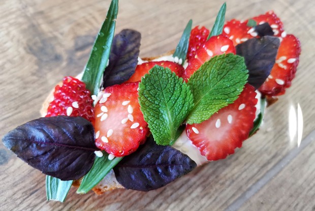 Десертная брускетта с клубникой