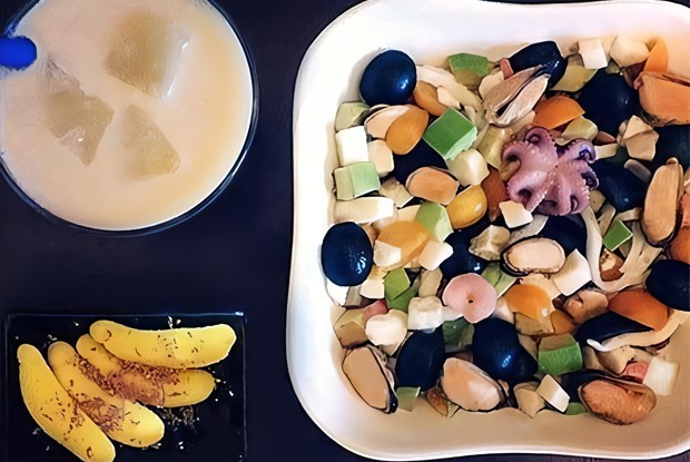 Десертный салат из морепродуктов, авокадо и физалиса