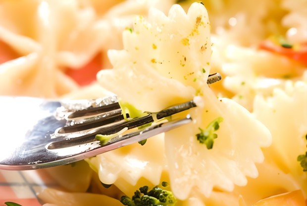 Детский салат с пастой, брокколи, кукурузой и луком-пореем