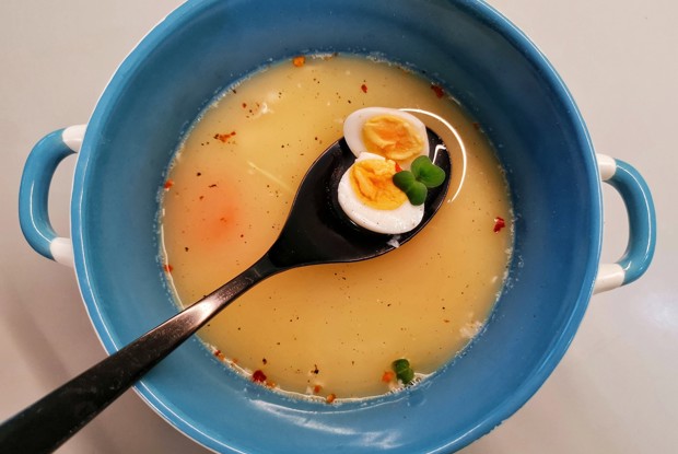 Куриный суп с перепелиными яйцами и перцем чили